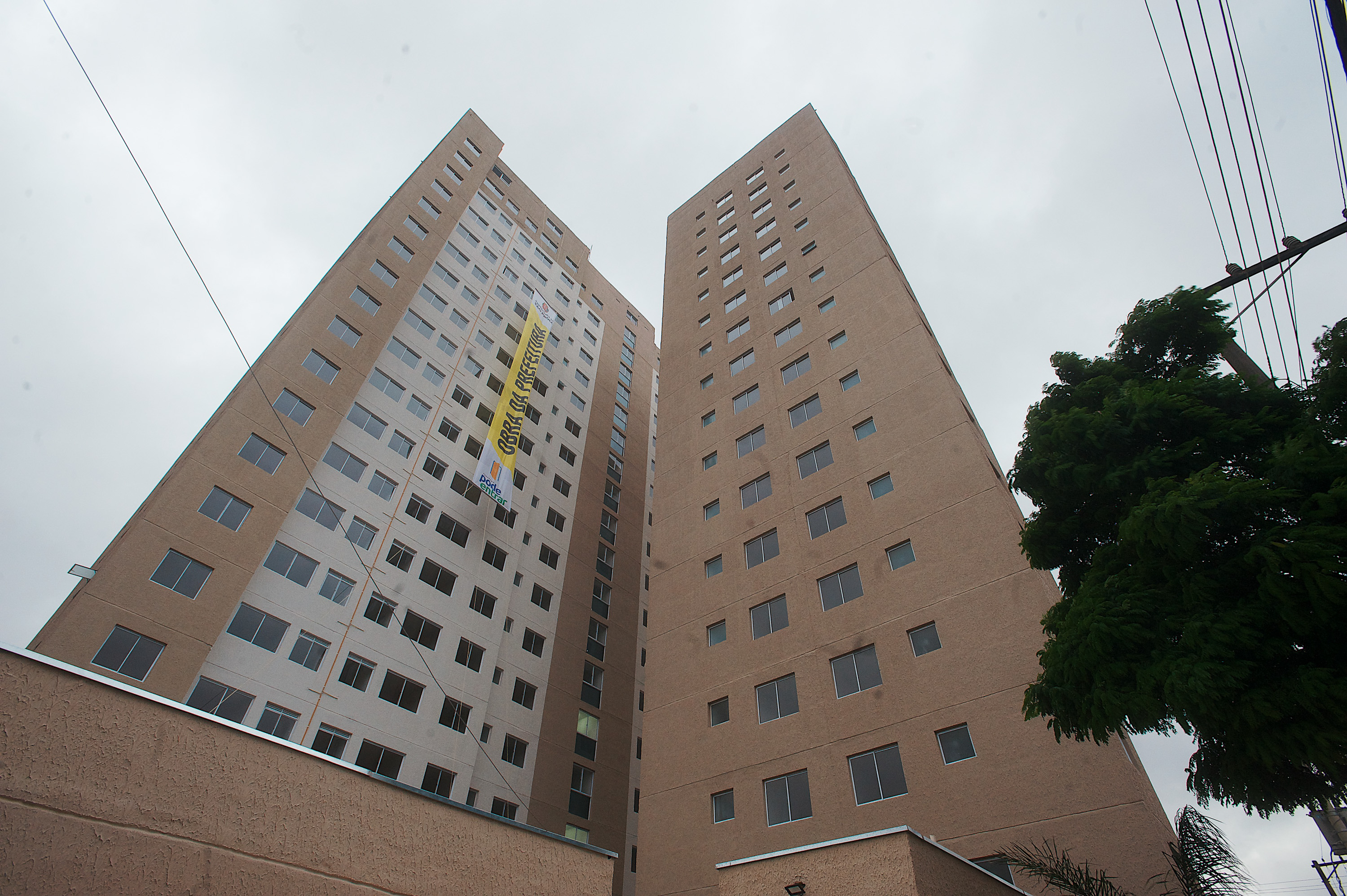 Prédio do Residencial Tolstói, vista de frente, com uma faixa em sua lateral escrito