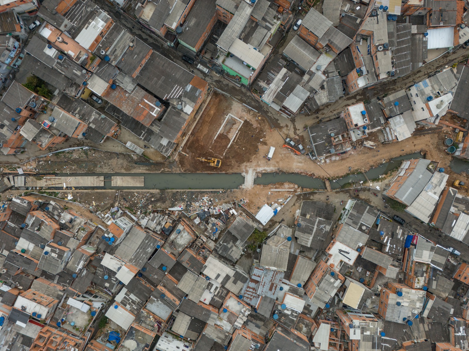 Vista aérea do Córrego Antonico, mostrando o andamento das obras.