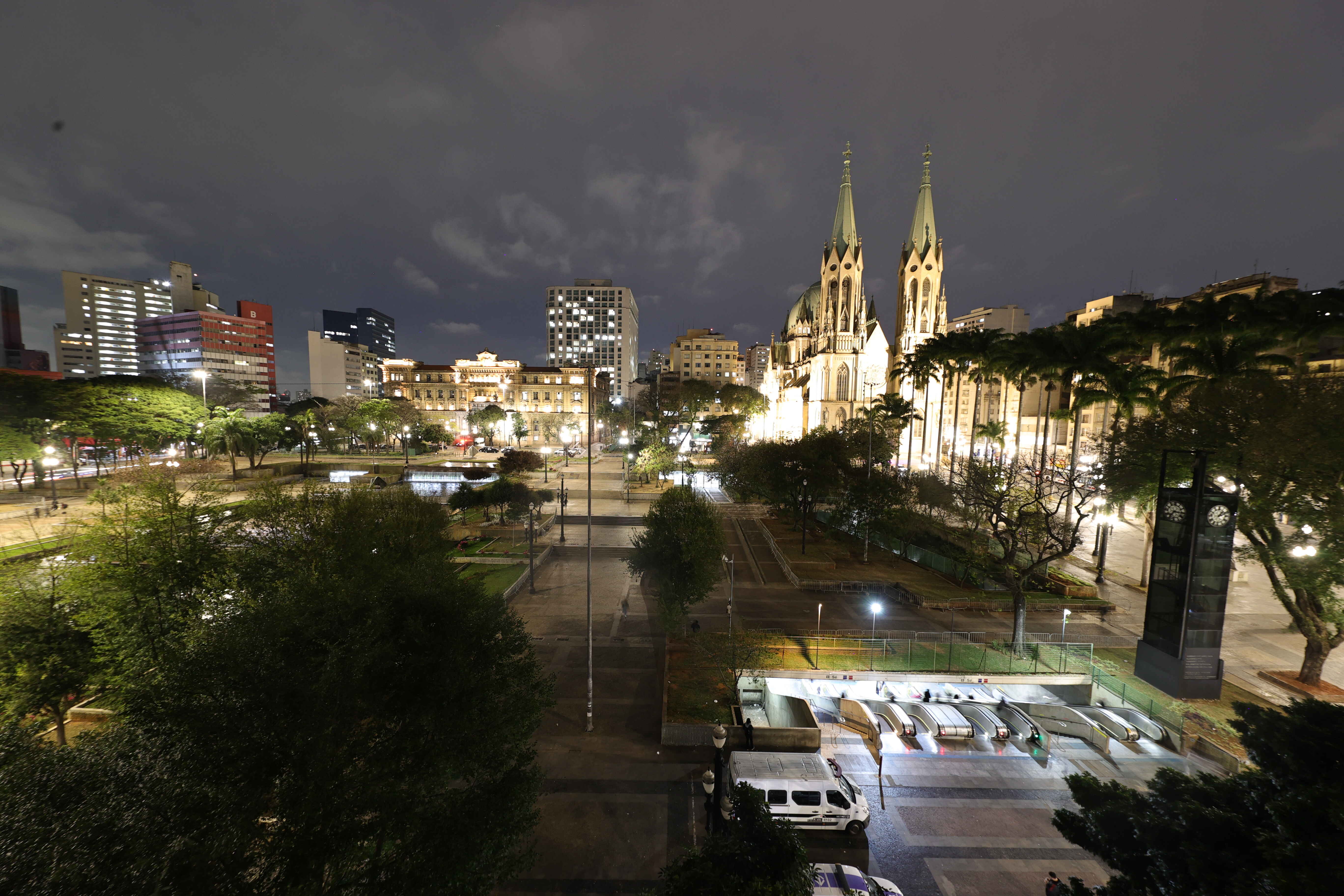 VIsta noturna da Praça da Sé