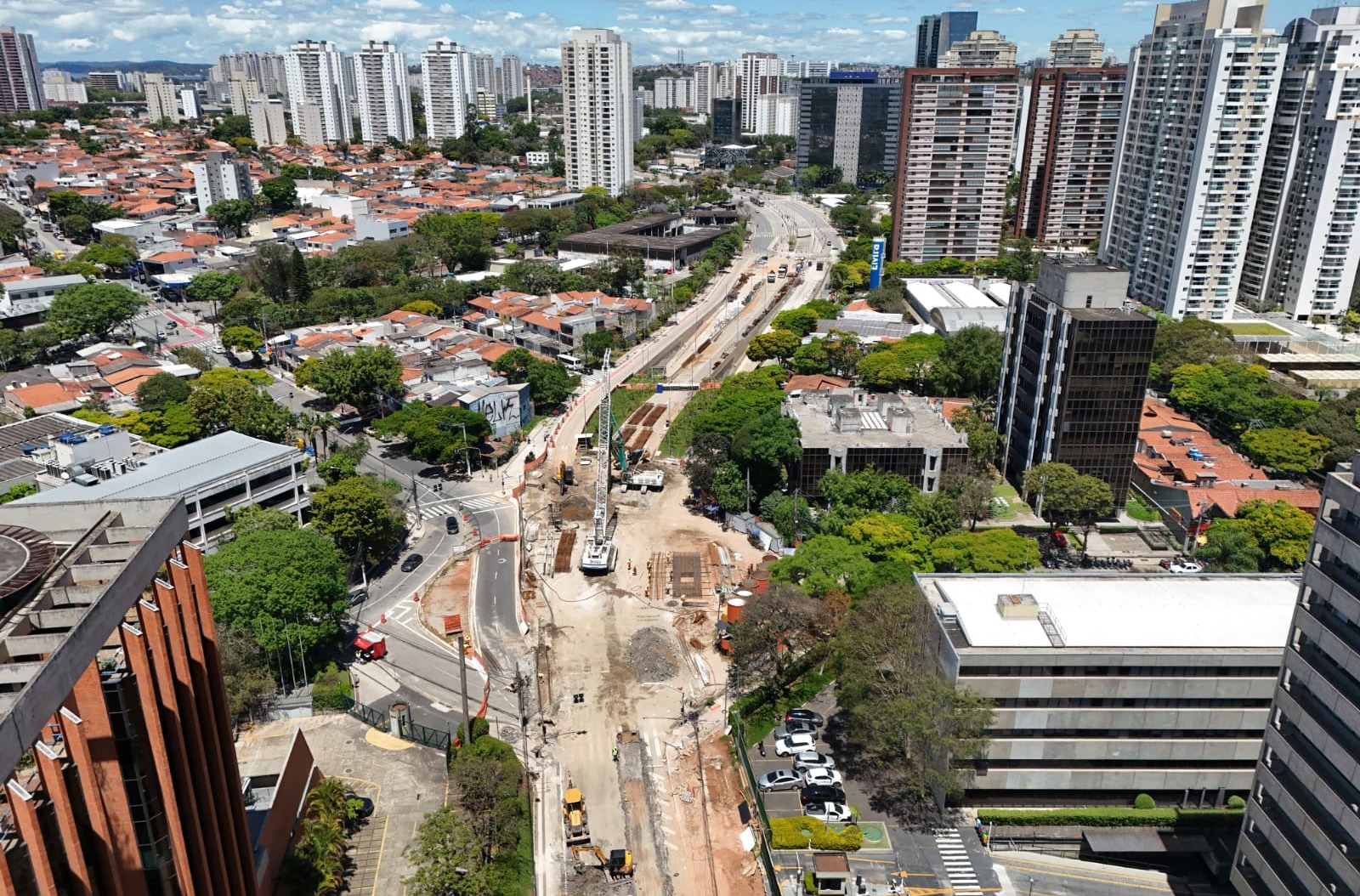 Vista aérea de área urbana com edifícios e vias