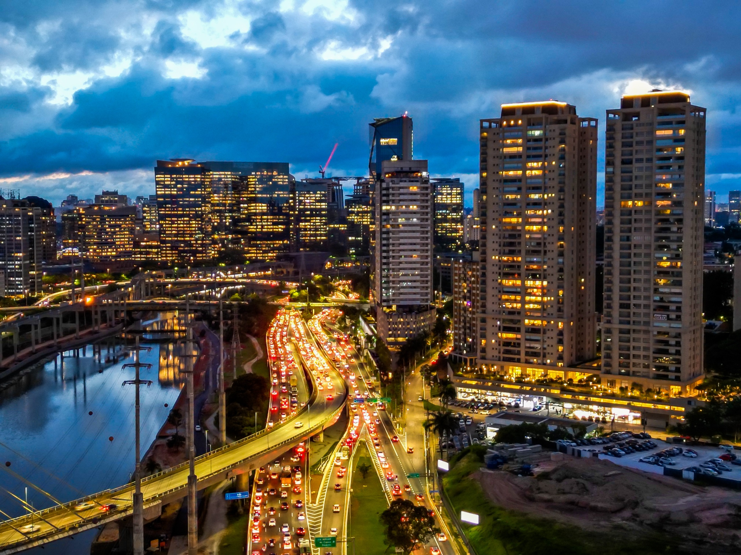 Vista aérea de área urbana com edifícios e vias