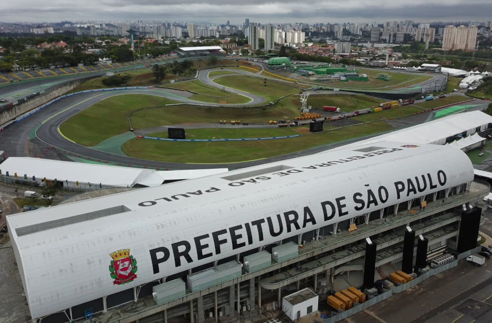 Vista aérea de área urbana com edifícios e vias