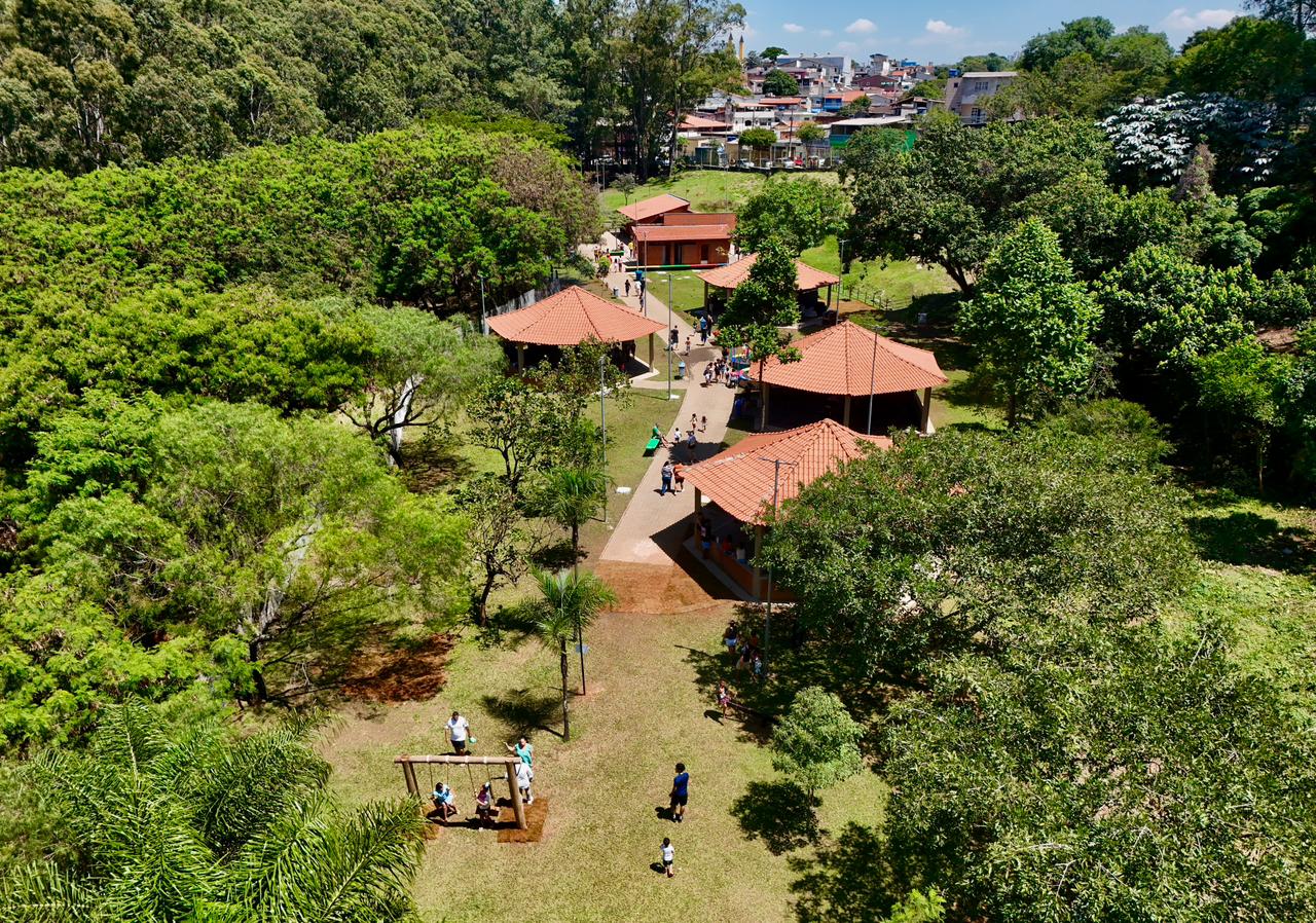 Vista aérea de área urbana com edifícios e vias