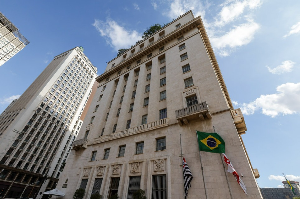 Vista aérea de área urbana com edifícios e vias