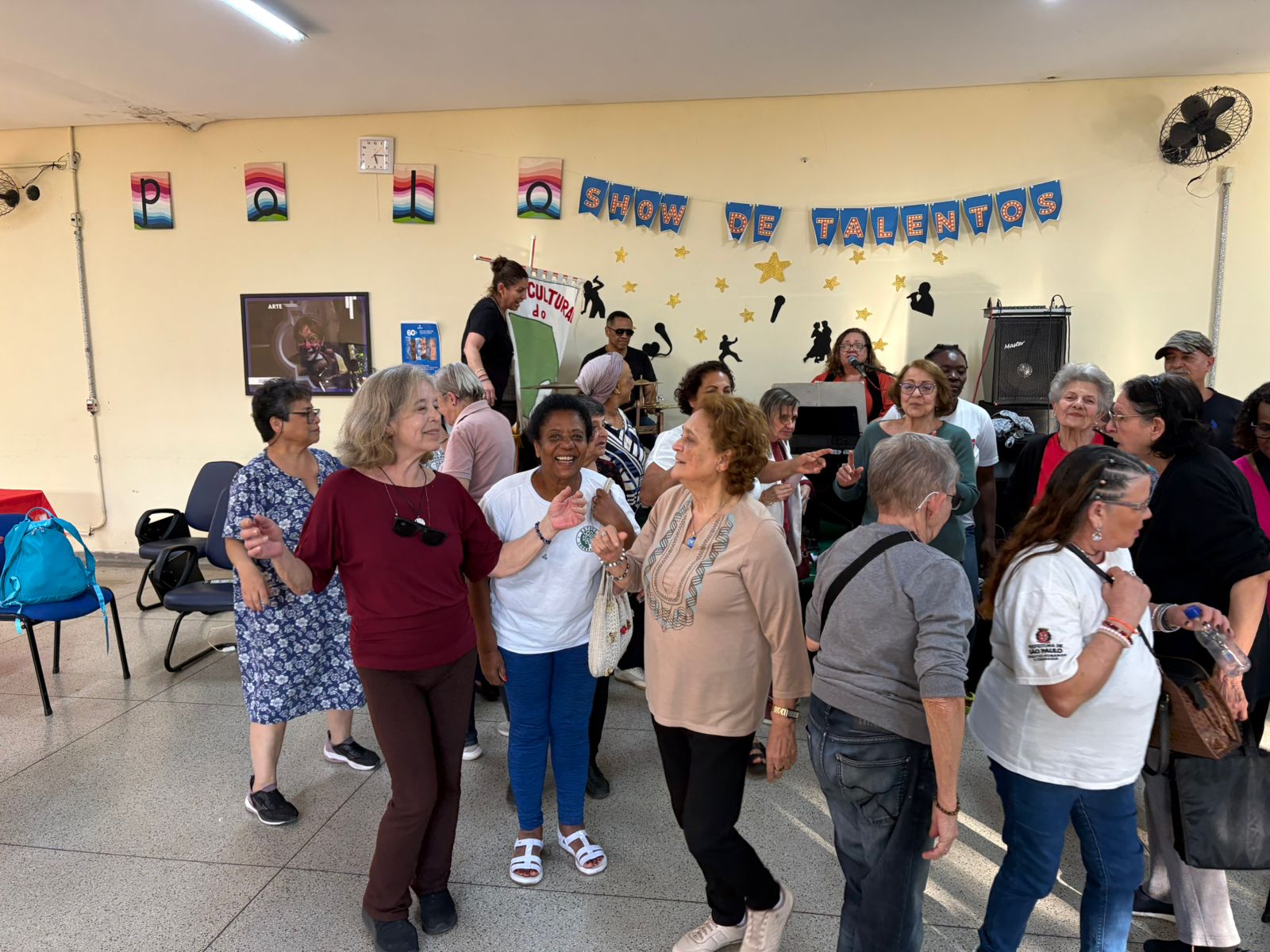 Idosas participando do show de talentos no Mutirão do Cuidado