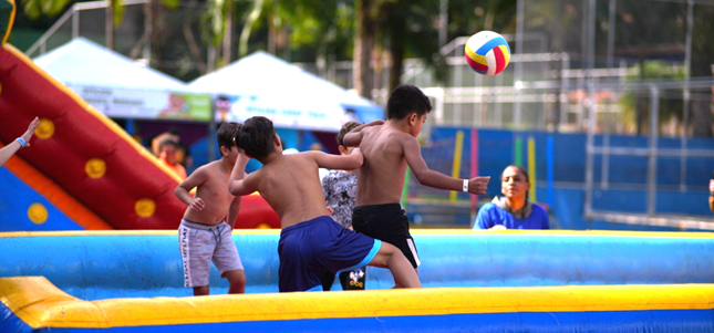 Na imagem, crianças brincando no Agita + Férias.