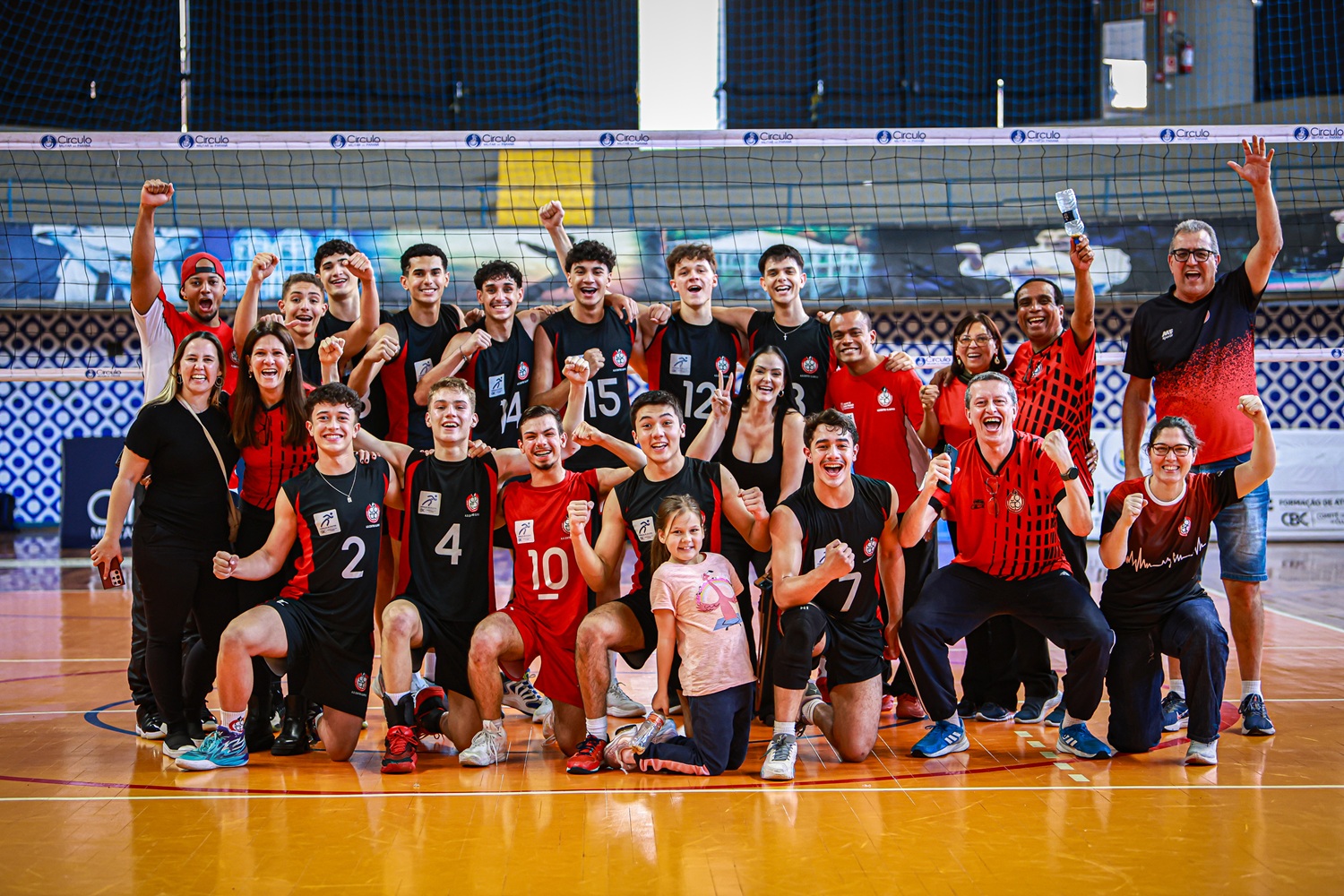 Na imagem, time do Centro Olímpico vice-campeão do CBI de vôlei masculino sub-17