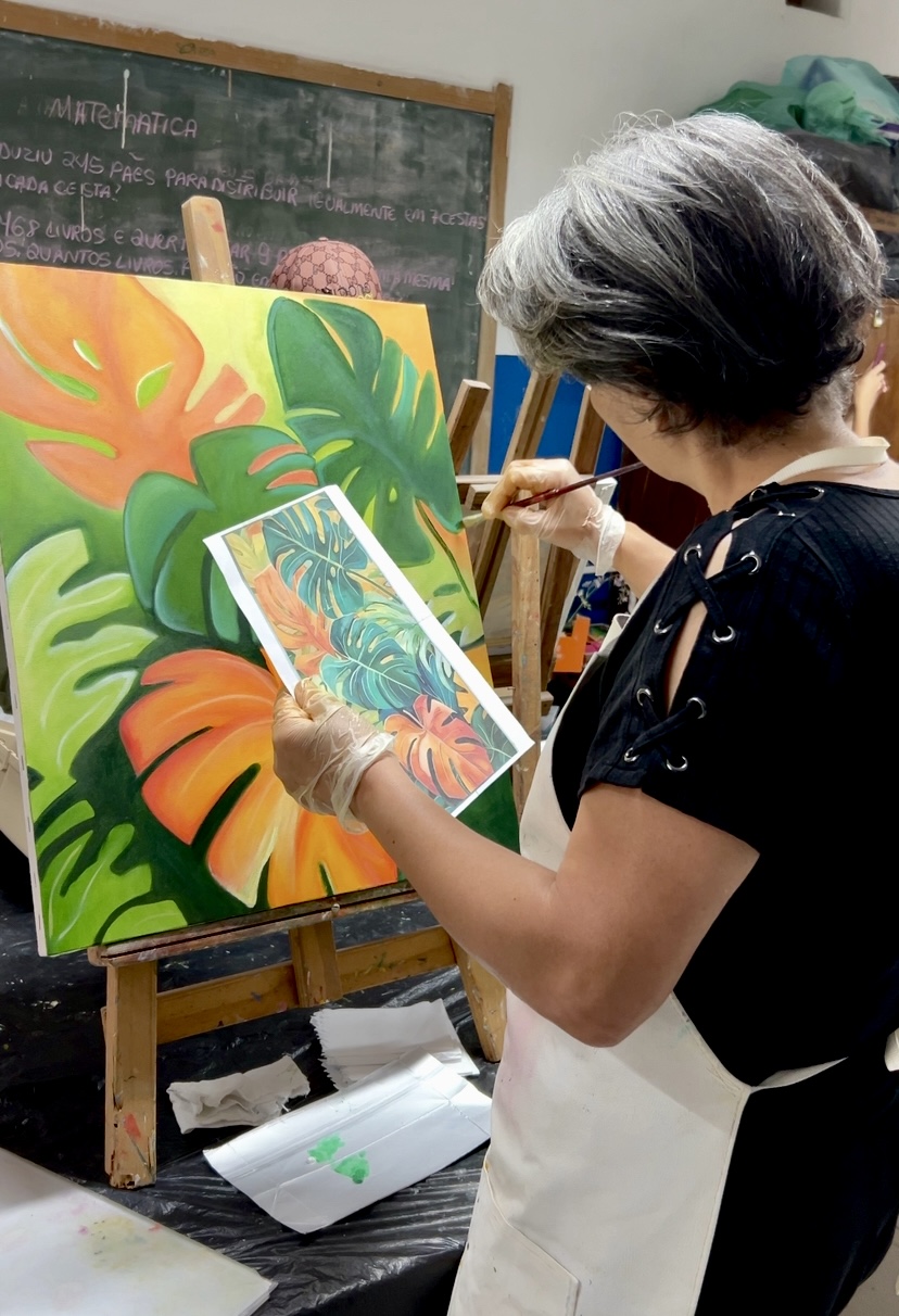 Na imagem, Neira Pereira Mendes, professora de pintura.