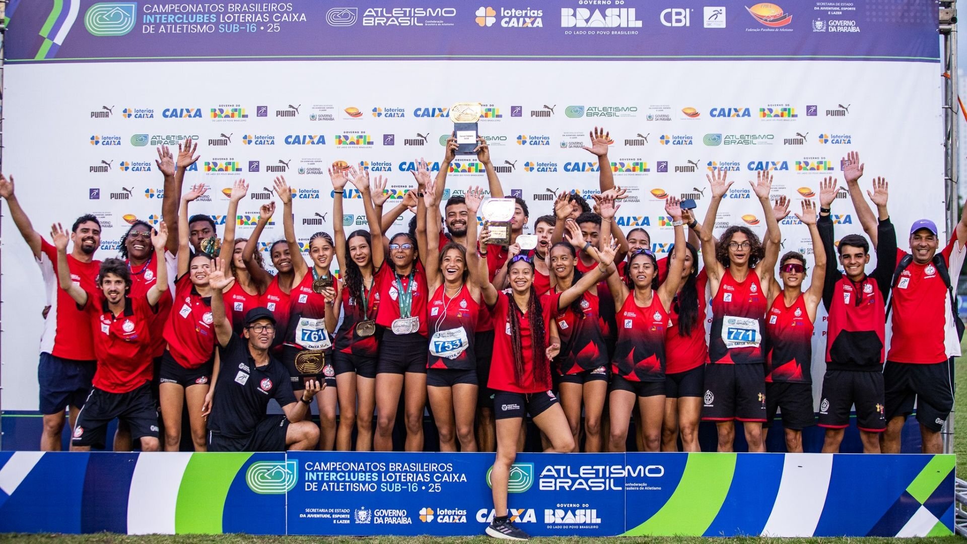 Na imagem, time do Centro Olímpico campeão do Brasileiro de atletismo sub-16.
