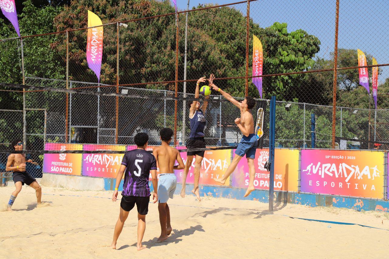 Na imagem, munícipes praticando vôlei de praia na Arena Praia, durante a Virada Esportiva 2025.