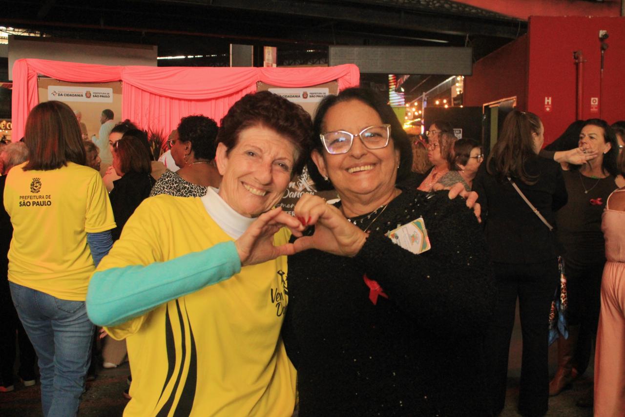 Na imagem, munícipes no baile do Vem Dançar.