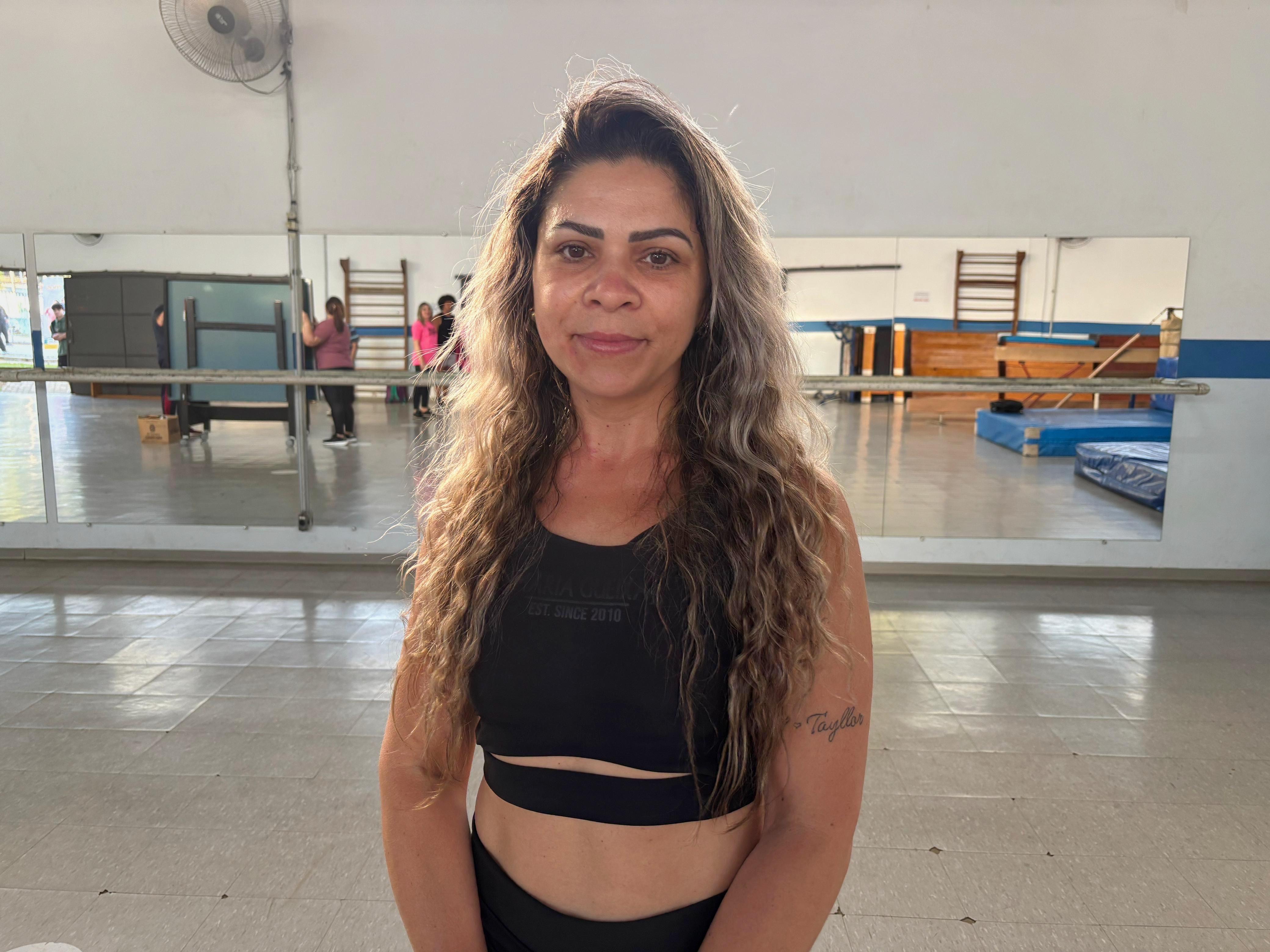 Na imagem, aluna da aula de ritmos.