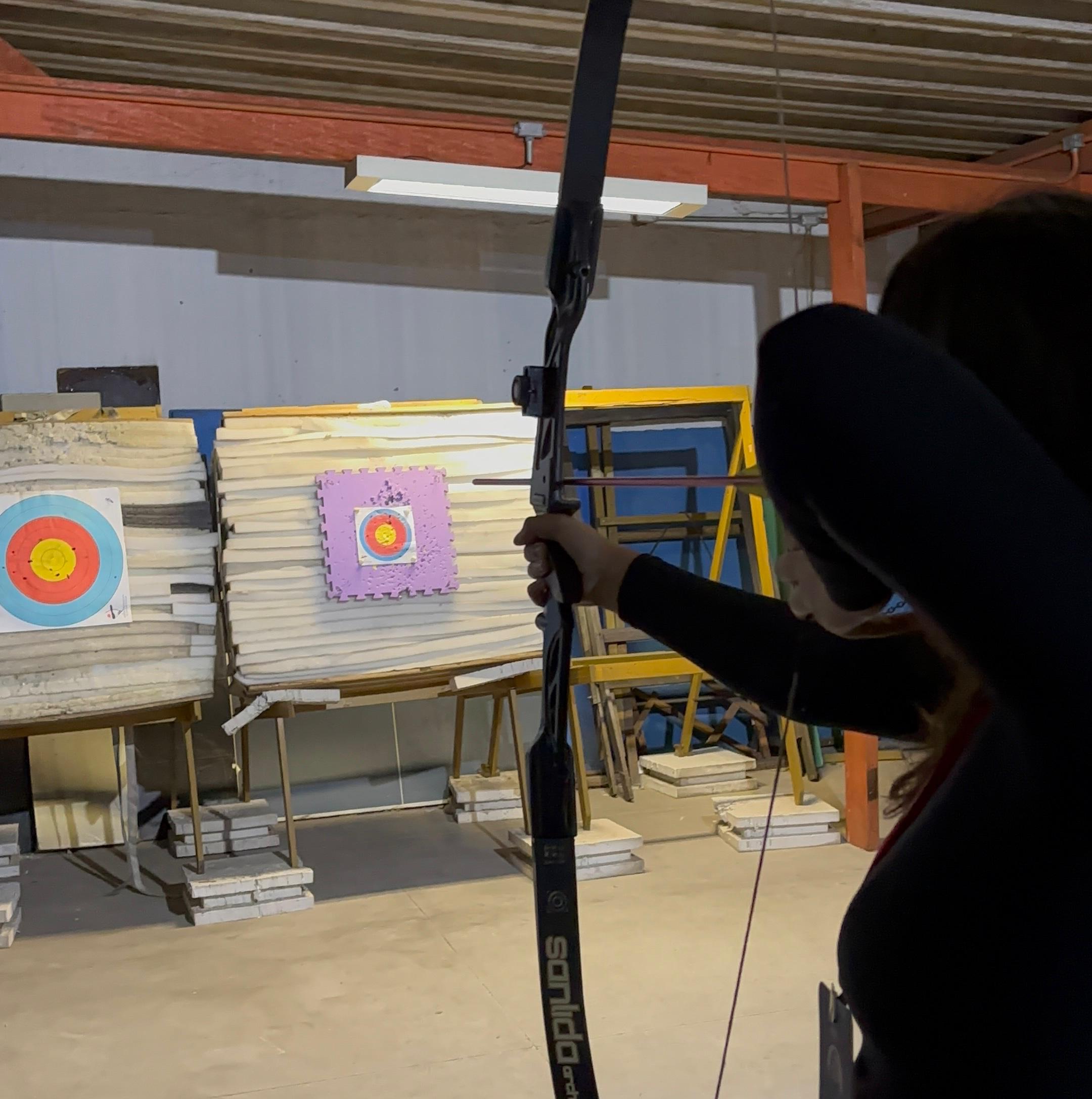 Munícipe durante a aula de arco e flecha