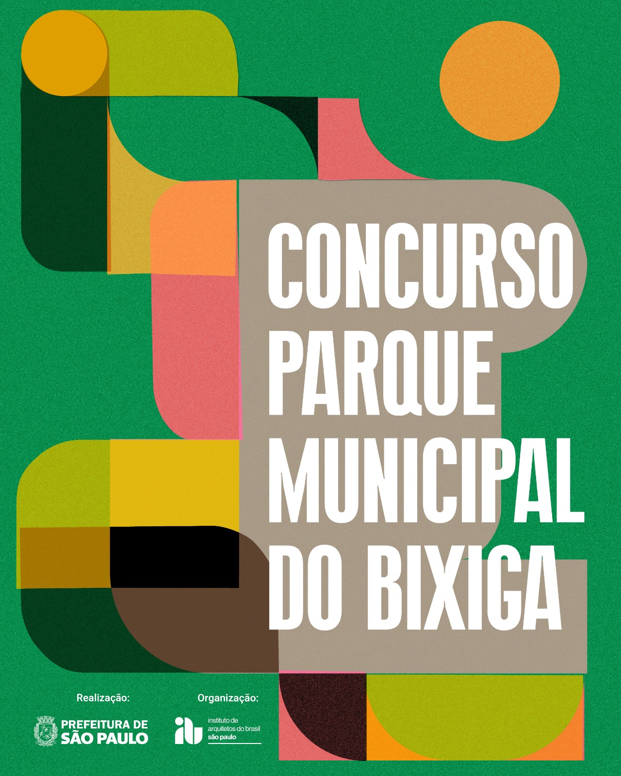 O cartaz do Concurso Parque Municipal do Bixiga apresenta um design moderno e colorido, com fundo verde e formas geométricas em tons de amarelo, laranja, rosa, marrom e preto. No centro, o texto em letras brancas e grandes destaca o nome do concurso: “Concurso Parque Municipal do Bixiga”.  Na parte inferior, aparecem as logomarcas dos realizadores: à esquerda, a da Prefeitura de São Paulo, com o selo institucional e o termo “Realização”; à direita, a do Instituto de Arquitetos do Brasil – Departamento São Paulo (IABsp), acompanhada da palavra “Organização”.  O visual combina elementos gráficos abstratos que remetem à diversidade cultural e à vitalidade do bairro do Bixiga, reforçando o caráter criativo e urbano da iniciativa.