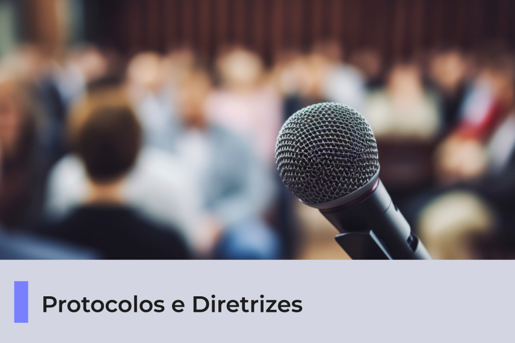 A imagem possui um fundo desfocado de uma palestra. Abaixo, uma faixa com o texto 